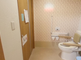 介護施設の居間とトイレの入り口
