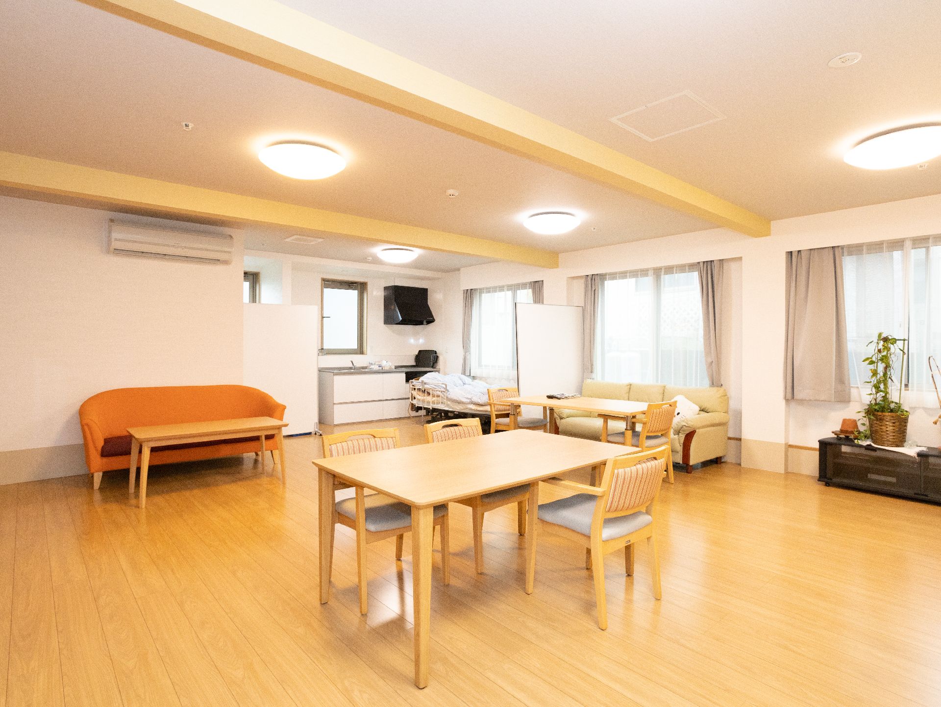 窓が多数設置されて日差しが降り注ぎ、開放感のある共有スペース