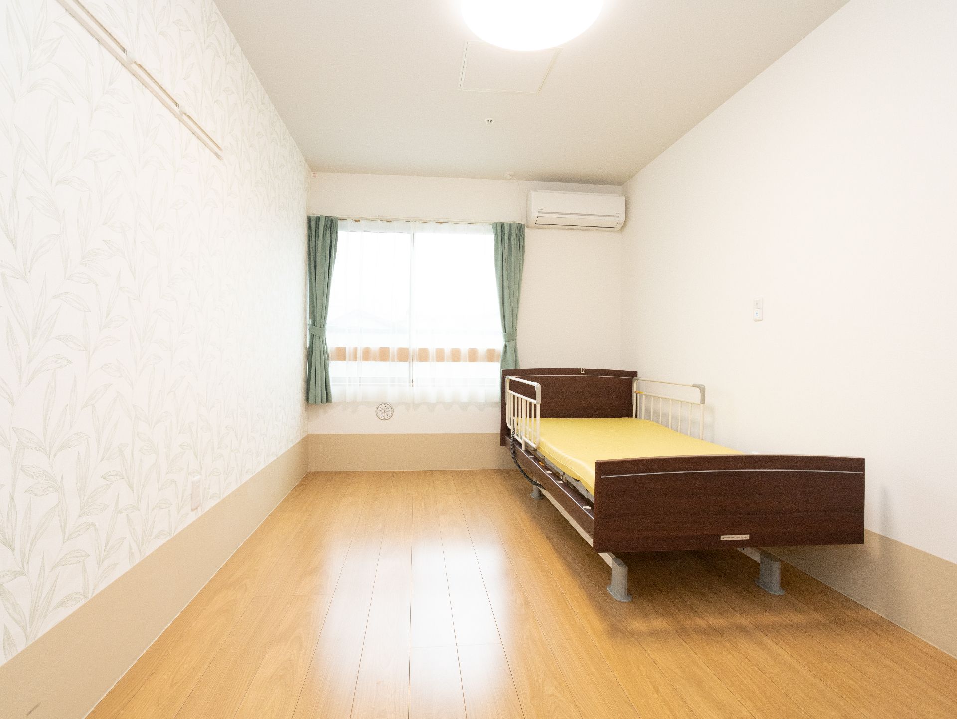 面積が広く、介護ベッドや家具類を置いても狭さを感じない居室