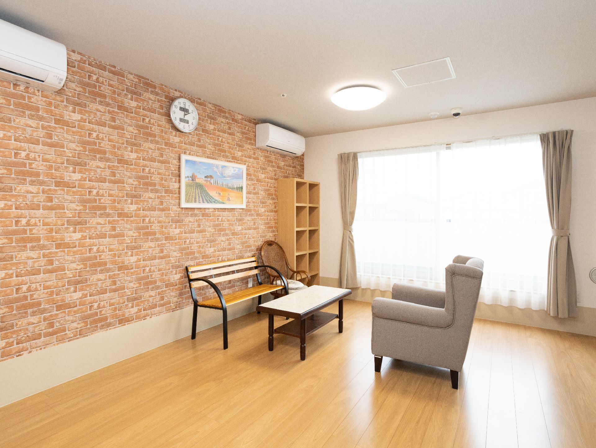 ガラス戸が設置されていて、椅子とテーブルが設置されている共有スペース