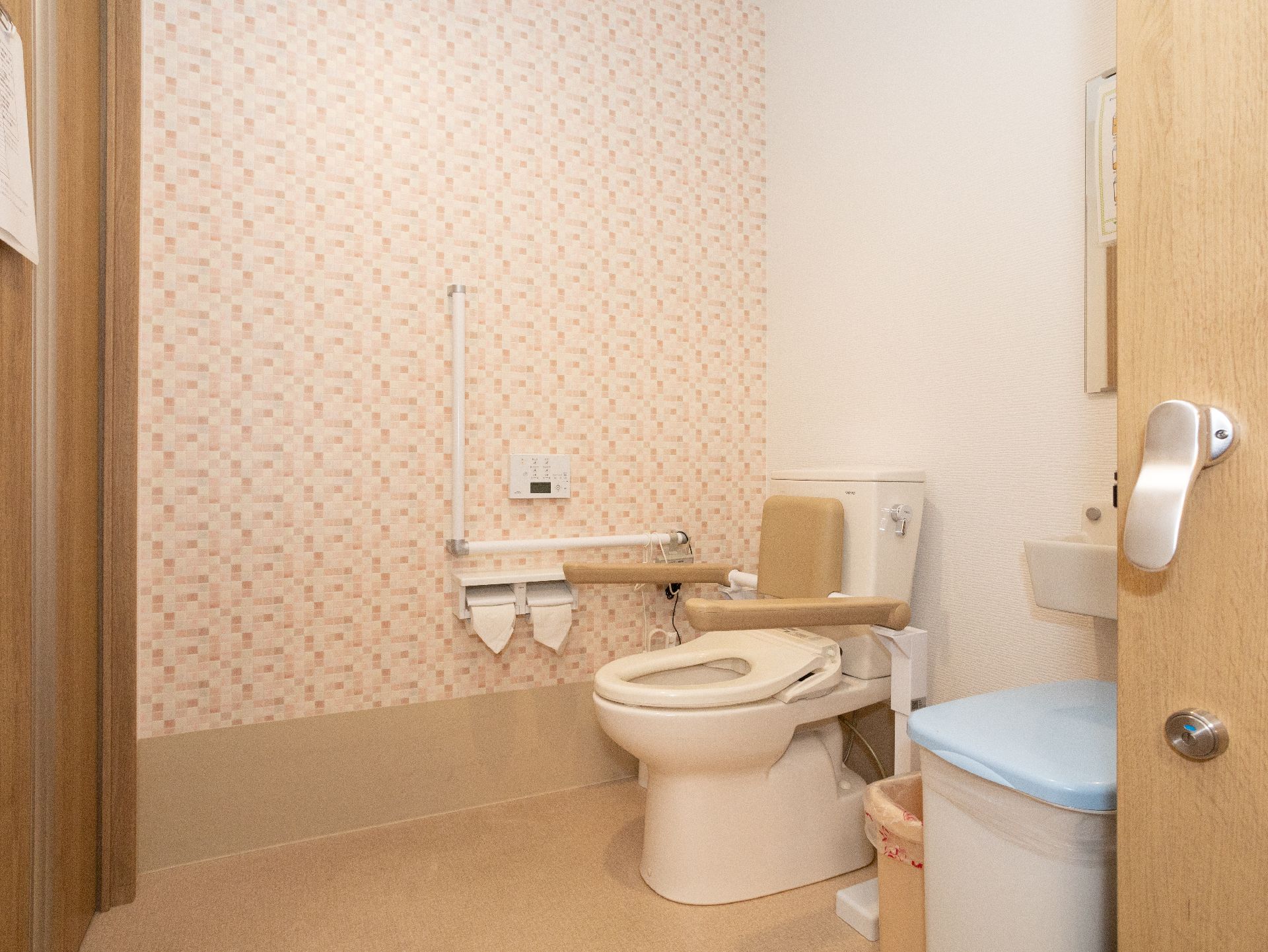 高齢者が使うことを配慮して手すりが設置されているトイレ