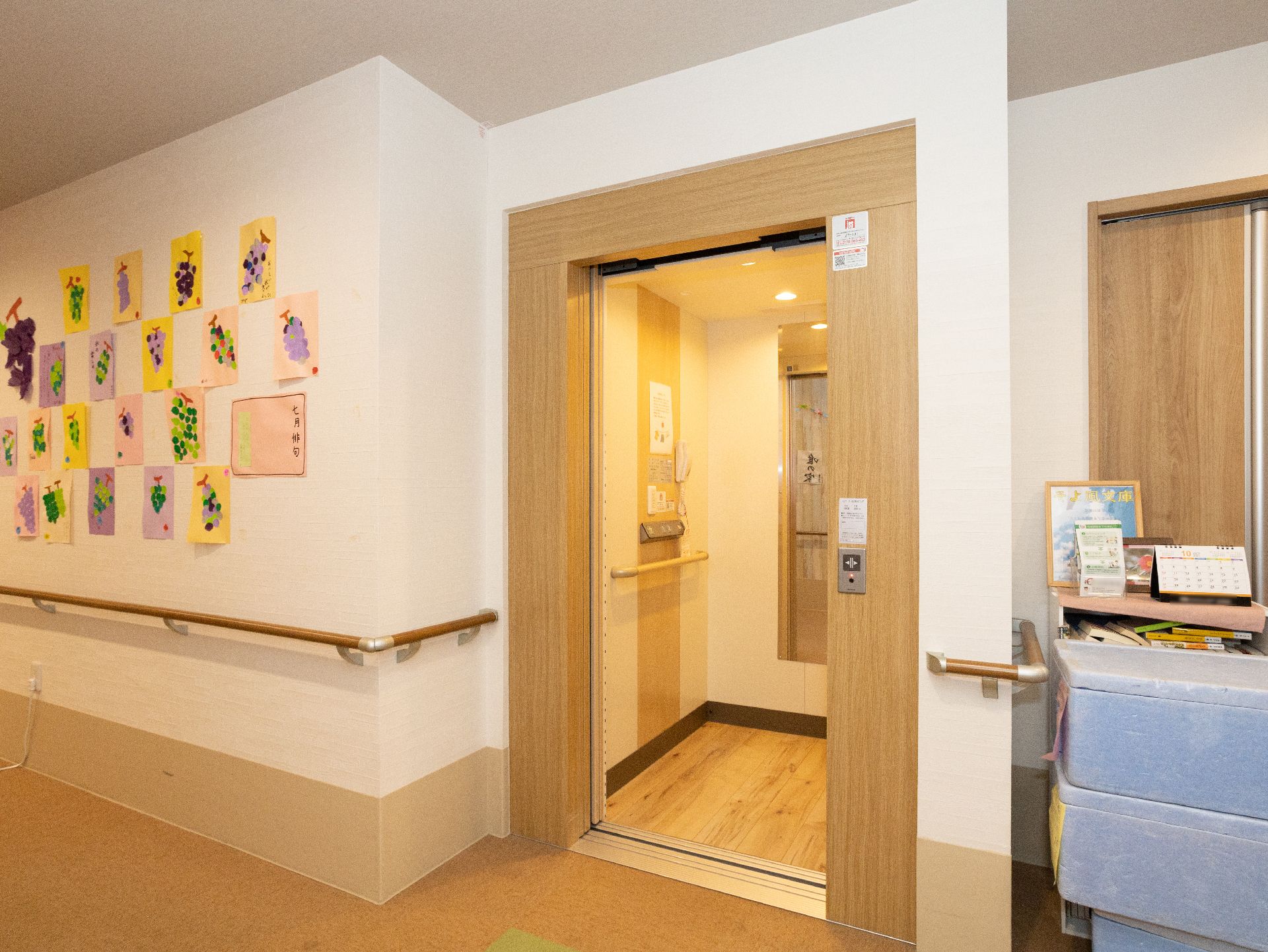 手すりがついていてエレベーターに入りやすい廊下