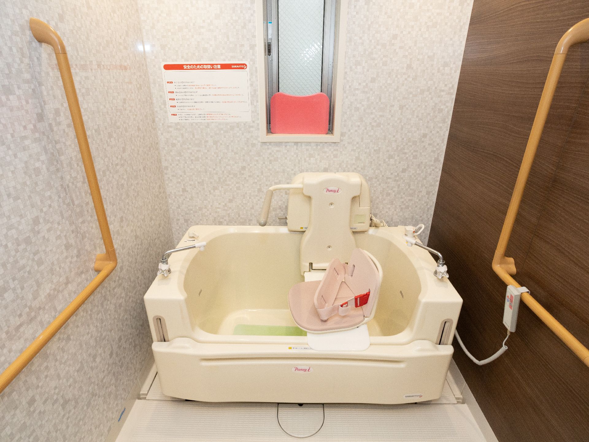 大きな浴槽と機械浴槽がある浴室