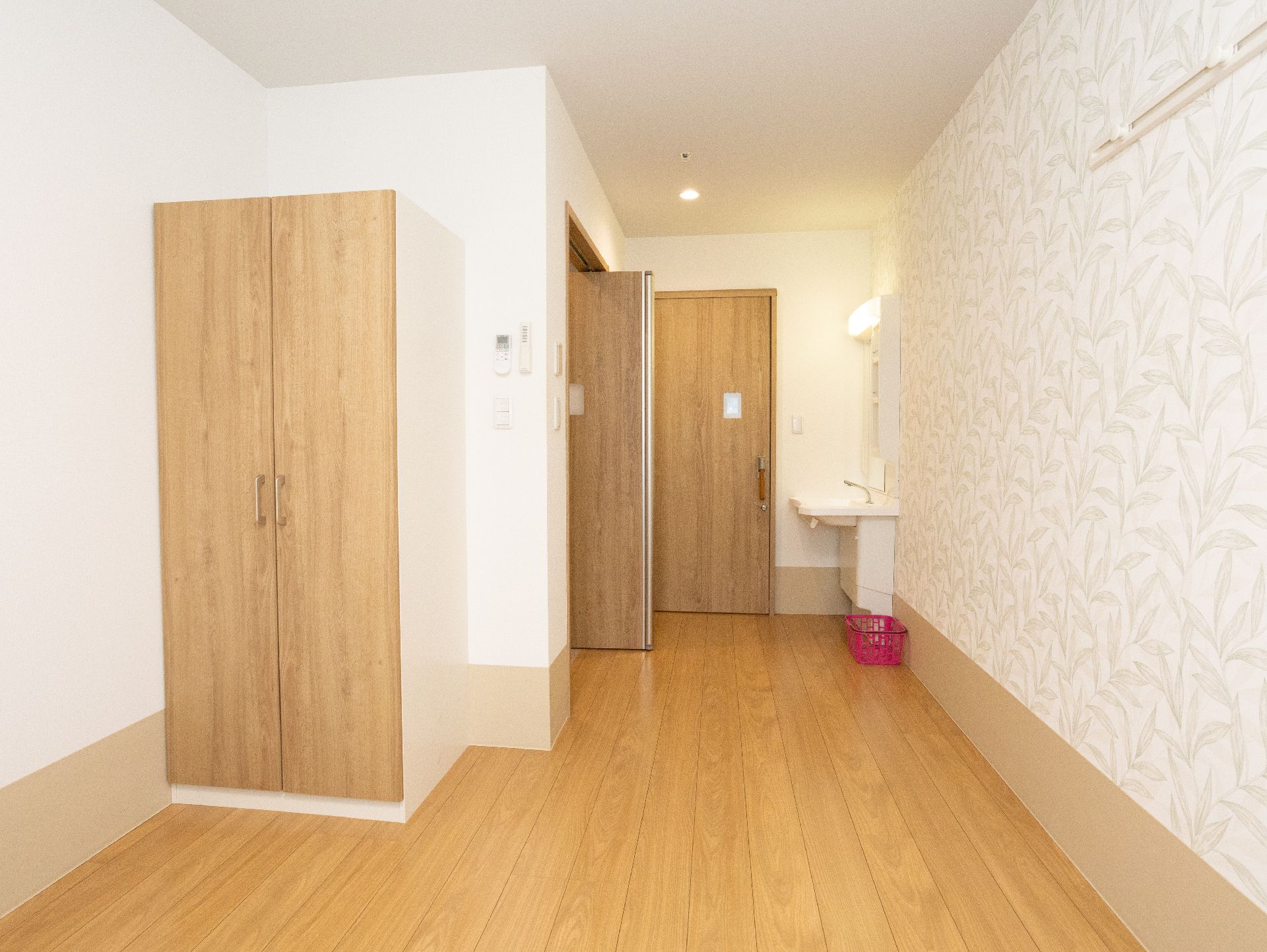 笑顔の高齢女性と後ろで見守る女性ヘルパー