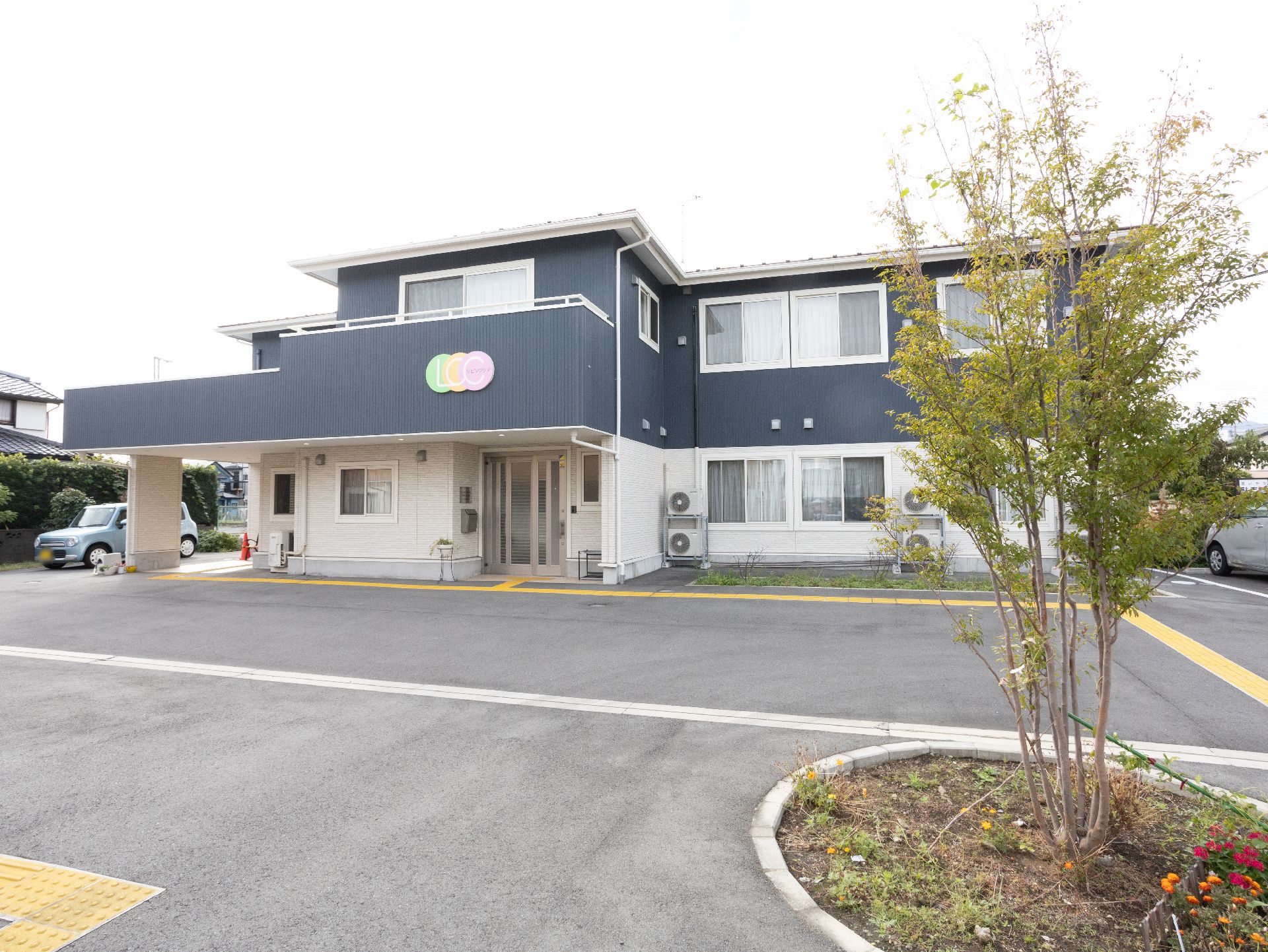 白とブルー系の2色からなる、お洒落な施設の外観