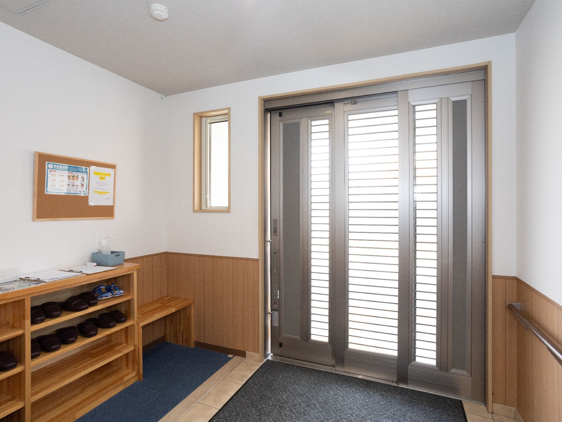 バリアフリー化され、車椅子の方が開閉しやすい引き戸になっている玄関ドア