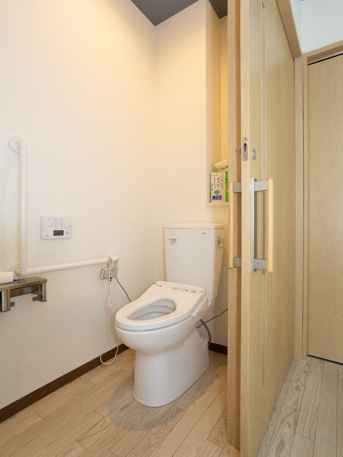 完全にバリアフリー化され、手すりが完備されているトイレ