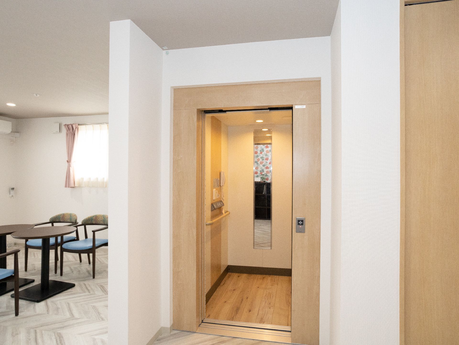 車椅子の方が余裕をもって利用できる広さがあるエレベーター
