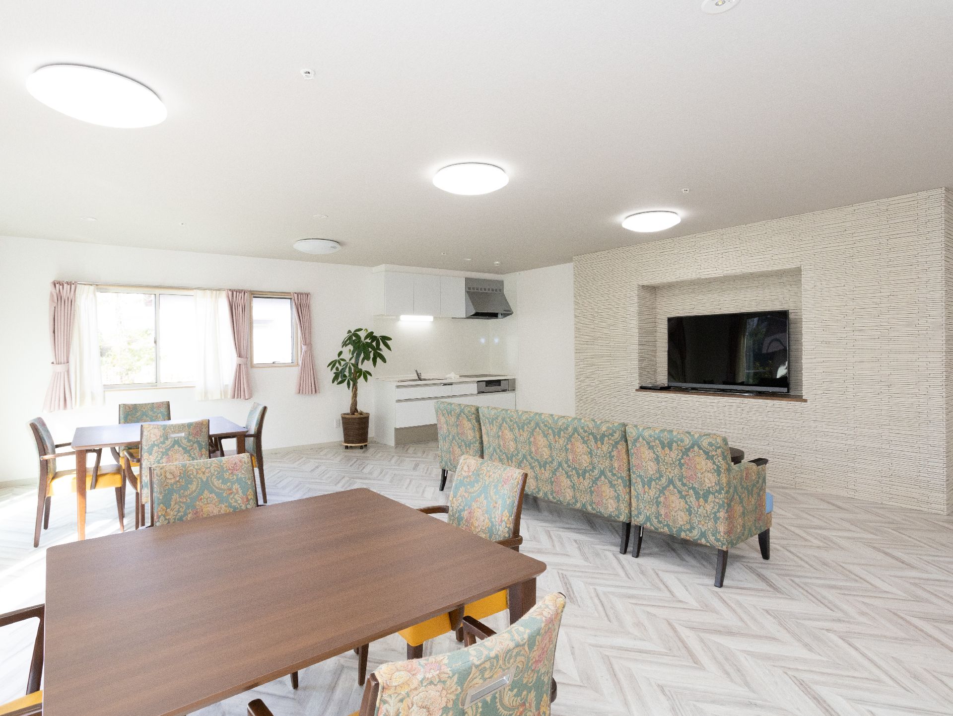 テレビやソファー、椅子とテーブルが設置されている共有スペース