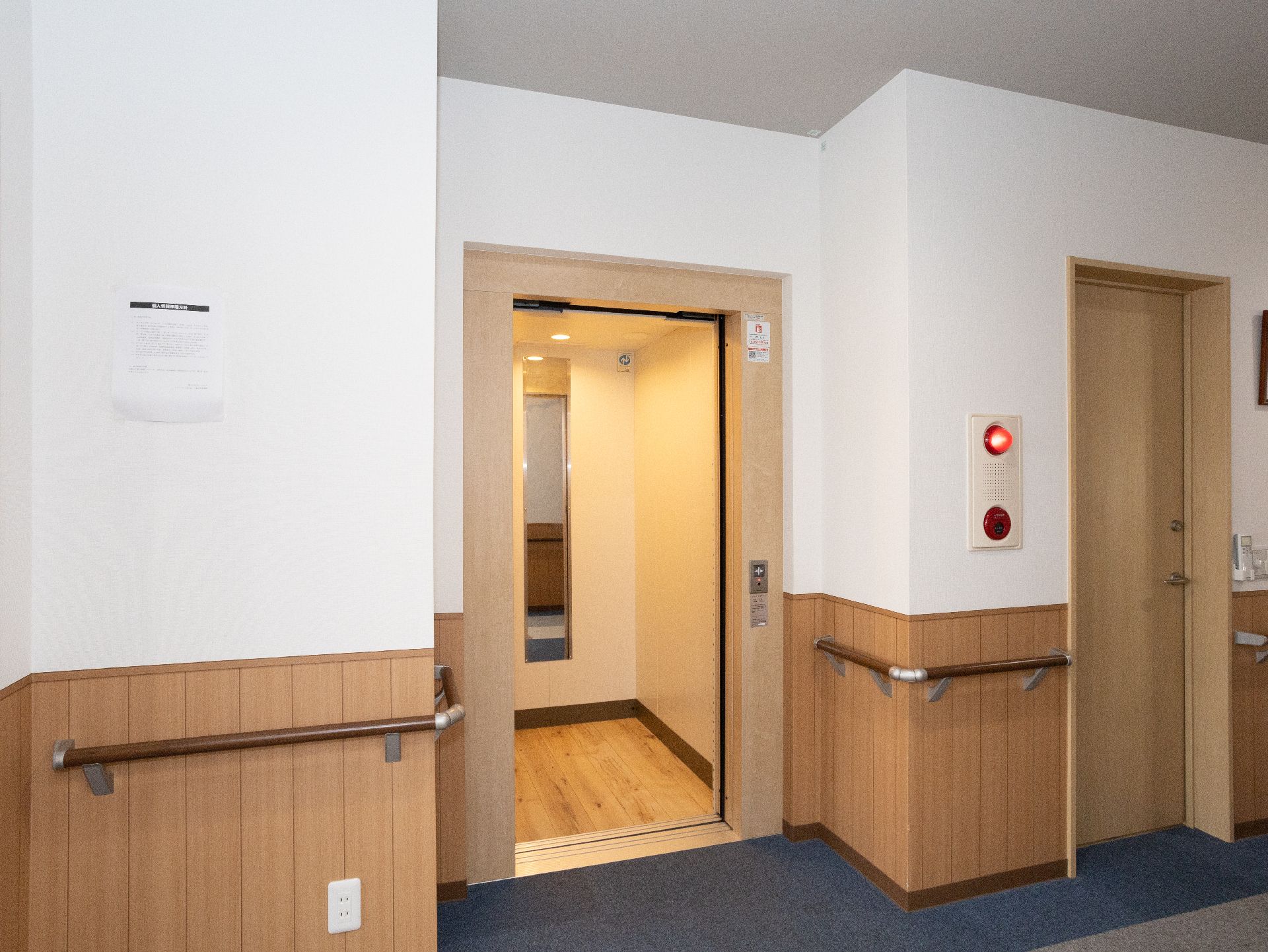 車椅子や杖を使用している方でも安全に利用できるエレベーター