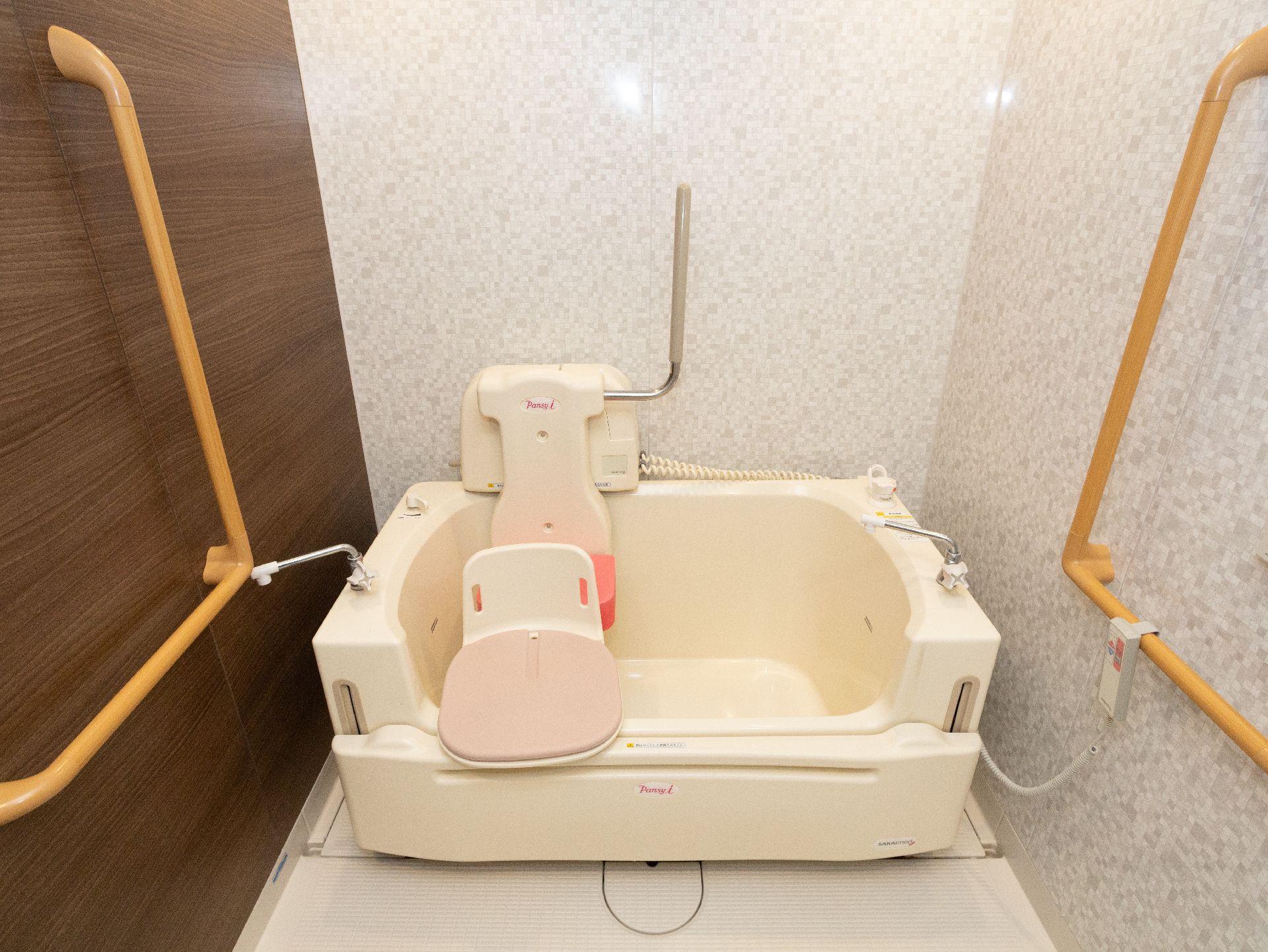 完全にバリアフリー化され、大きな手すりが取り付けられている浴室