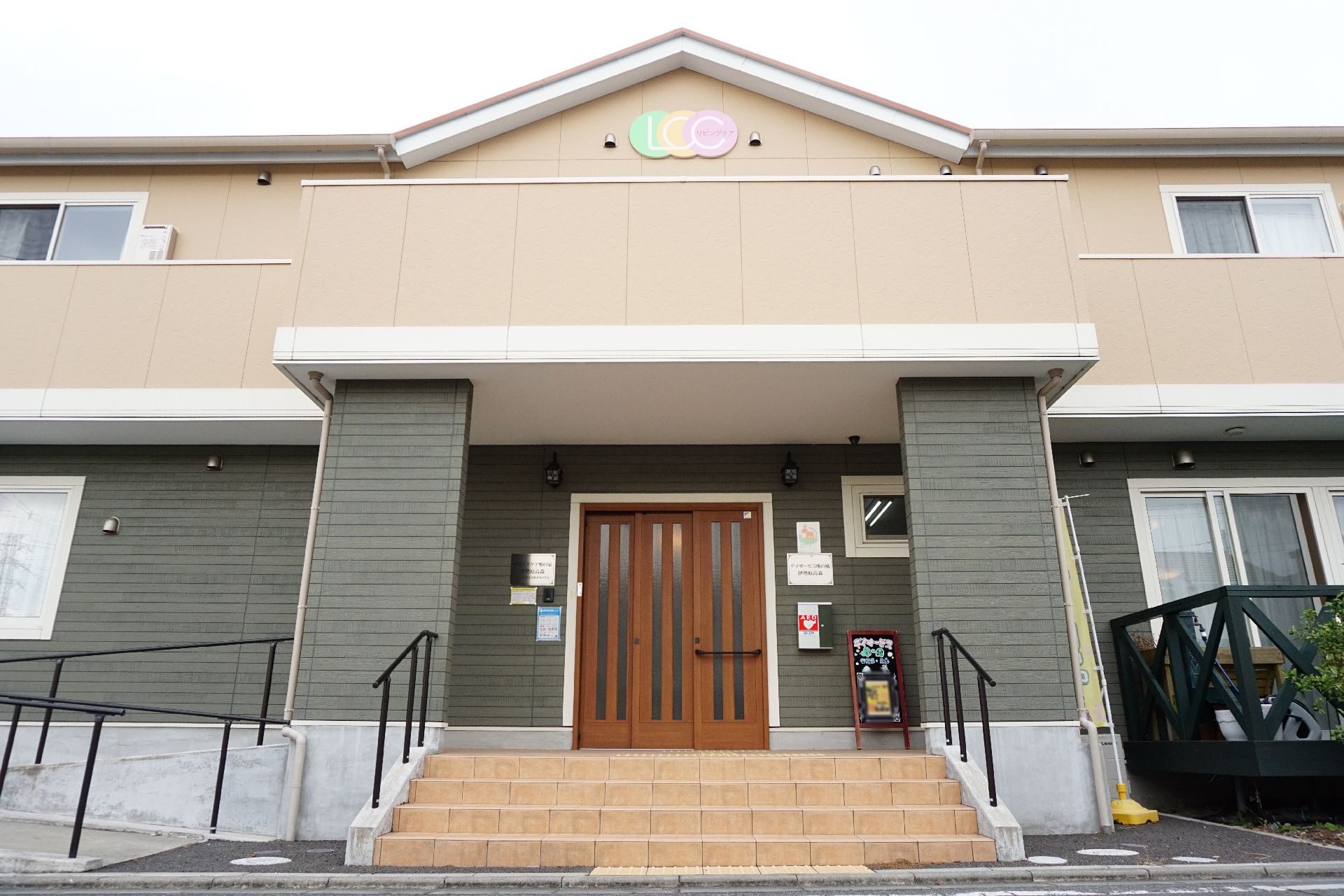 白を基調とした２階建ての介護施設の外観