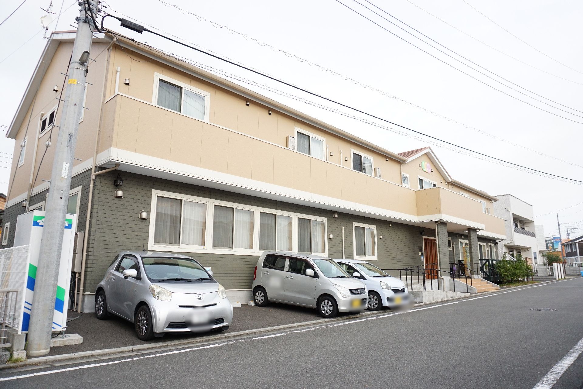 駐車場から撮影した介護施設の外観