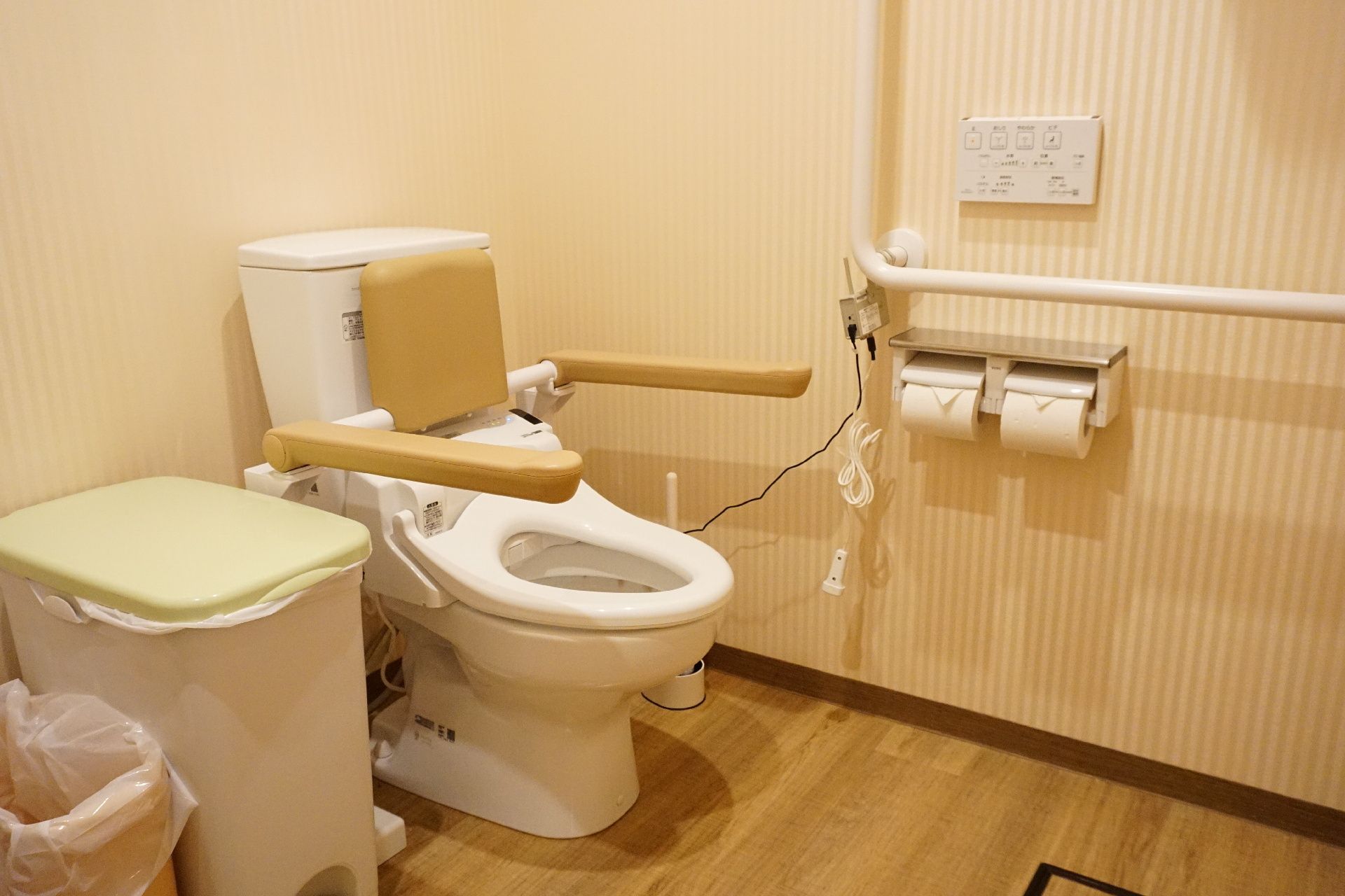手すりが取り付けられているトイレ