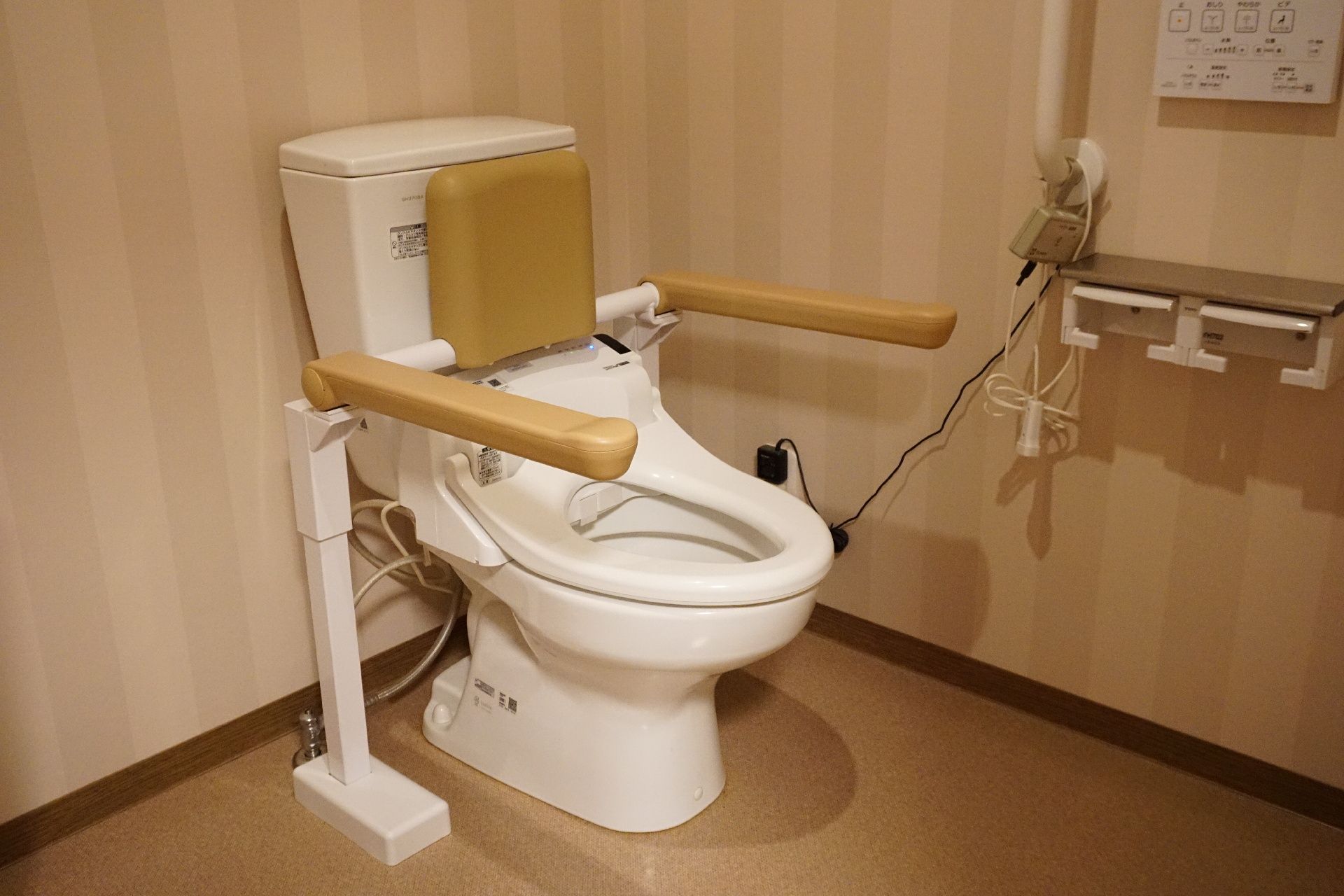 L型手すりが取り付けられ、バリアフリー化されているトイレ