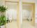 二つのトイレが並んで設置されている。それぞれ個室となっていてとても広い。トイレの設置位置は異なり、デザインの異なる手すりが付いている。