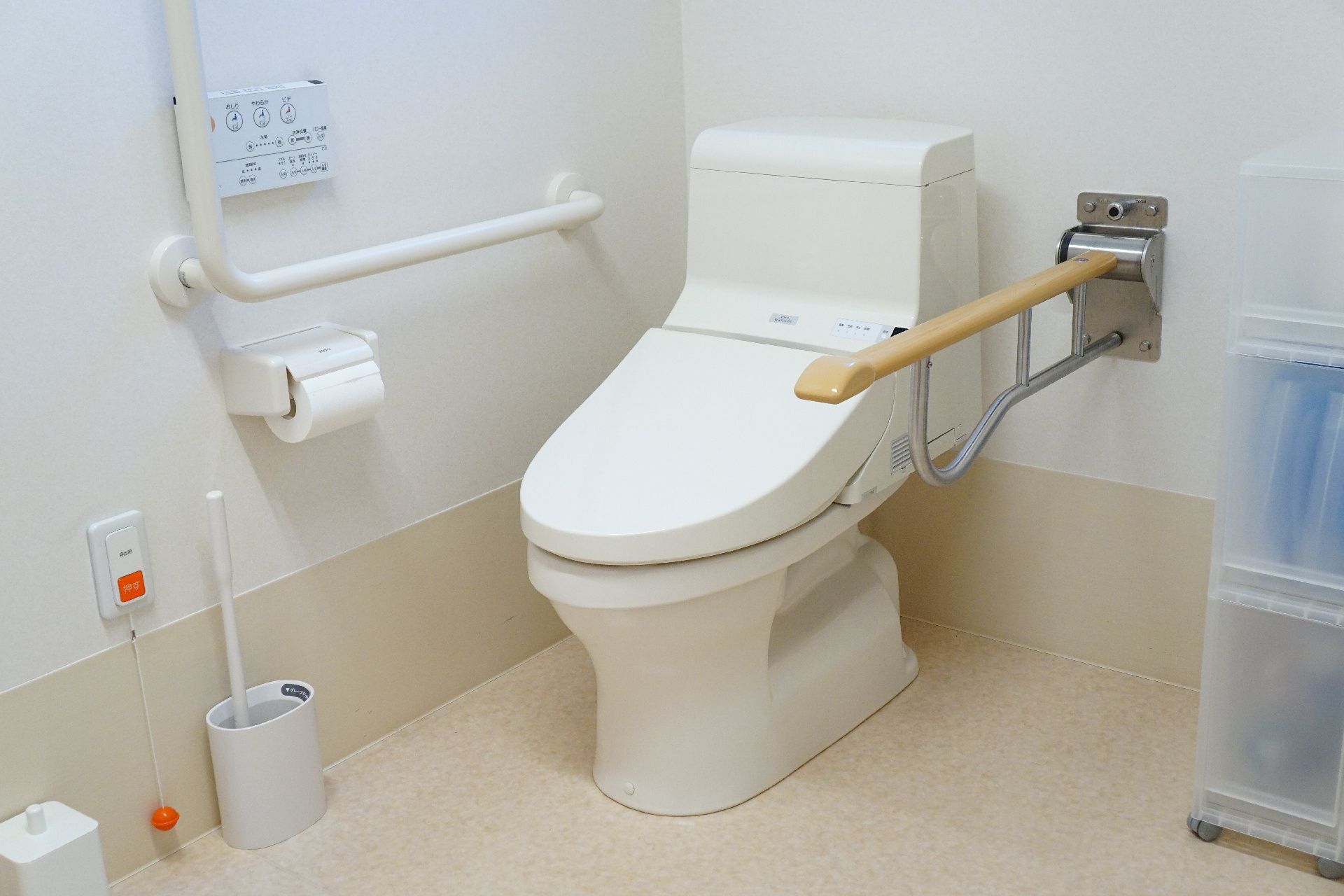 手すりが設置され、段差がすべて解消されているトイレ