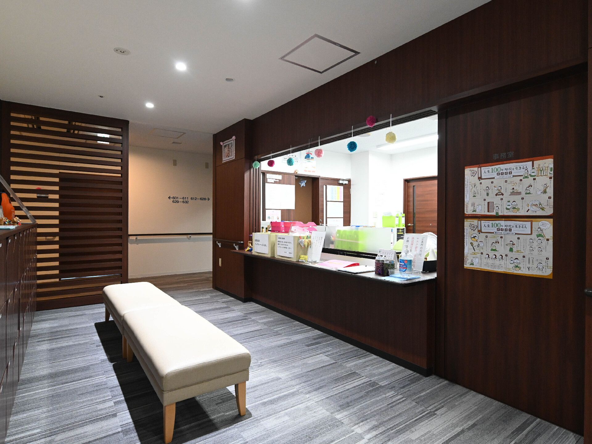 受付口とソファーのある建物のフロント