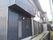 建物内で仕事をしているスタッフ。誰かに目線を合わせ、会話しようとしている。