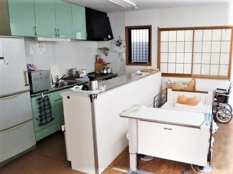 やわらかい色合いのキッチンスペース。すぐそばにベッドがある様子