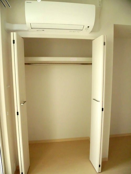 整ったクローゼットの一室