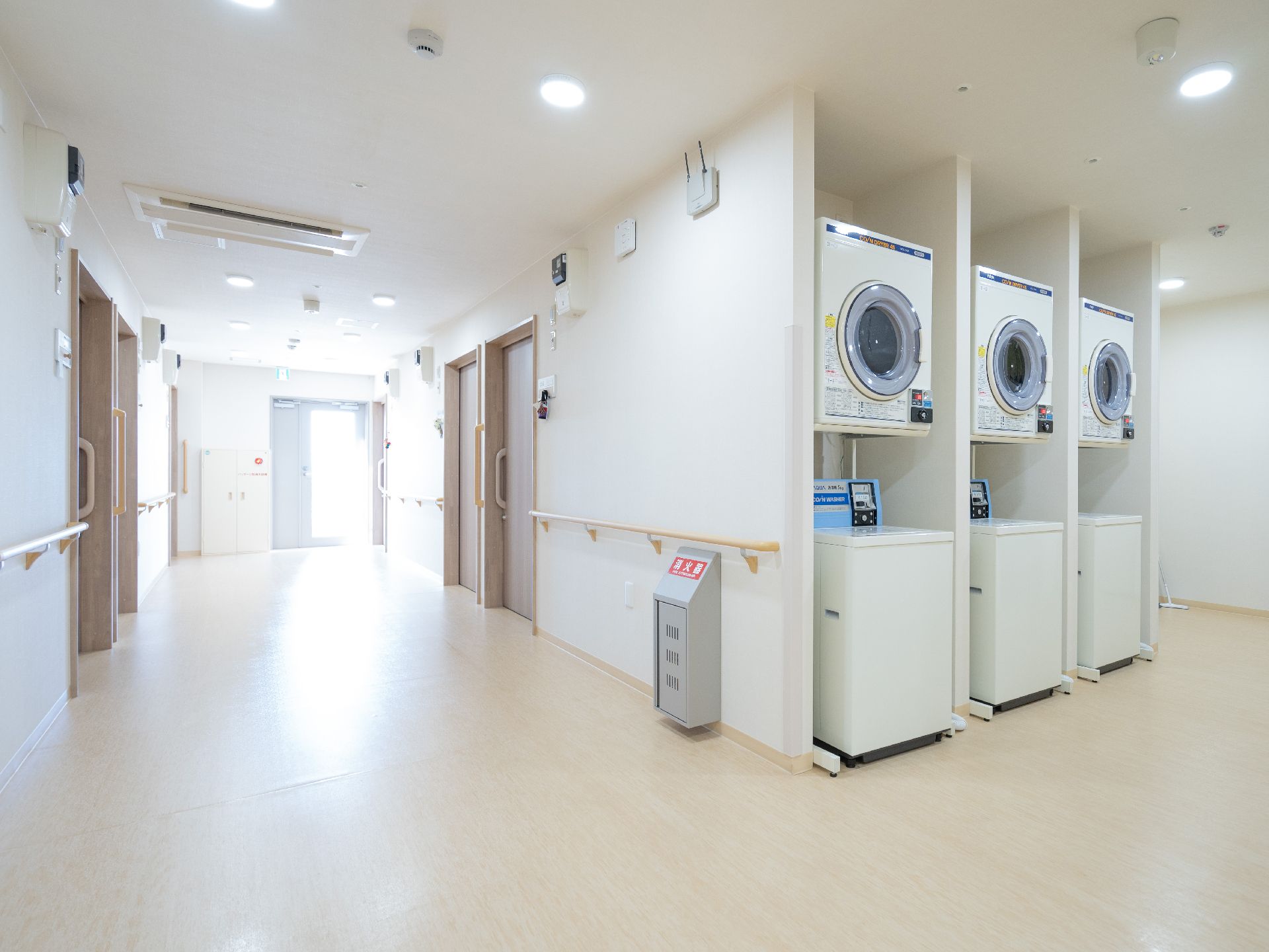 入居者が利用できる洗濯機、乾燥機が置かれているランドリー