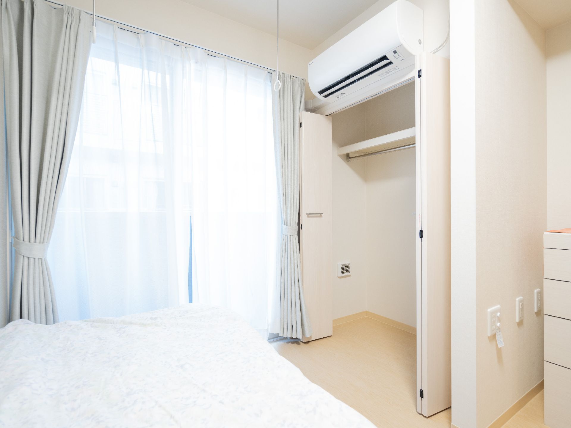 面積が広く、介護ベッドや家具類を置いても狭さを感じない居室
