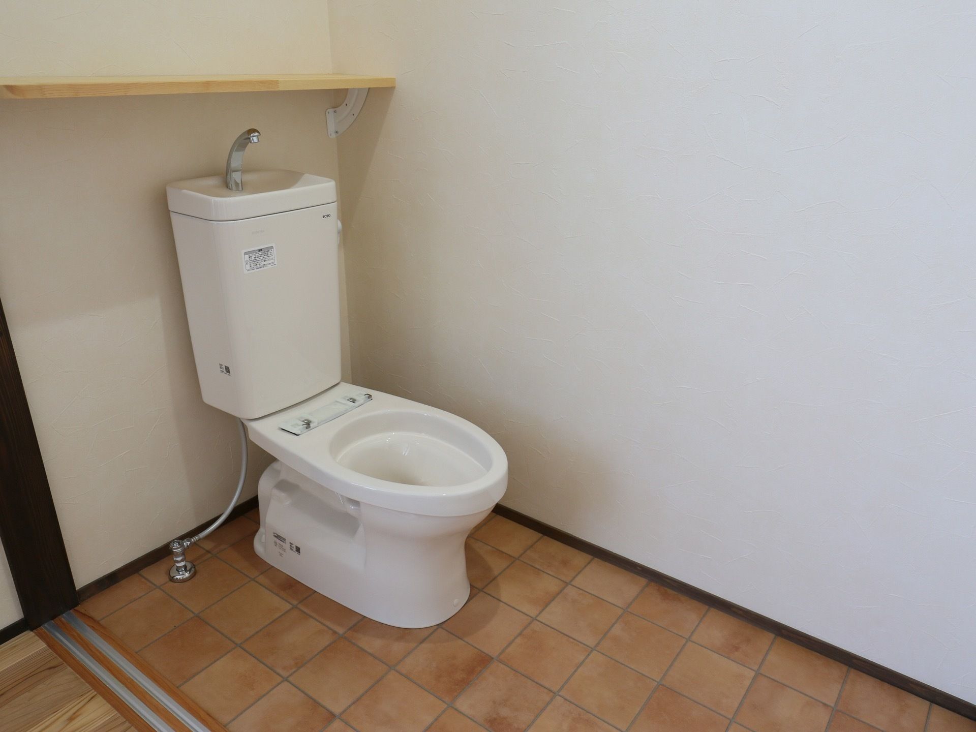 トイレのロータンクは手洗器付きを採用している。入居者様はトイレを使用後、速やかに手を洗浄することができる。