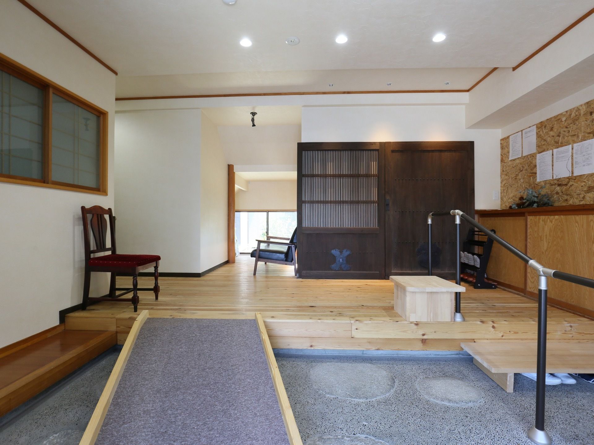 ホールの右側には木製の掲示板を設置している。入居者様は施設内の情報などをいつでも確認することができる。
