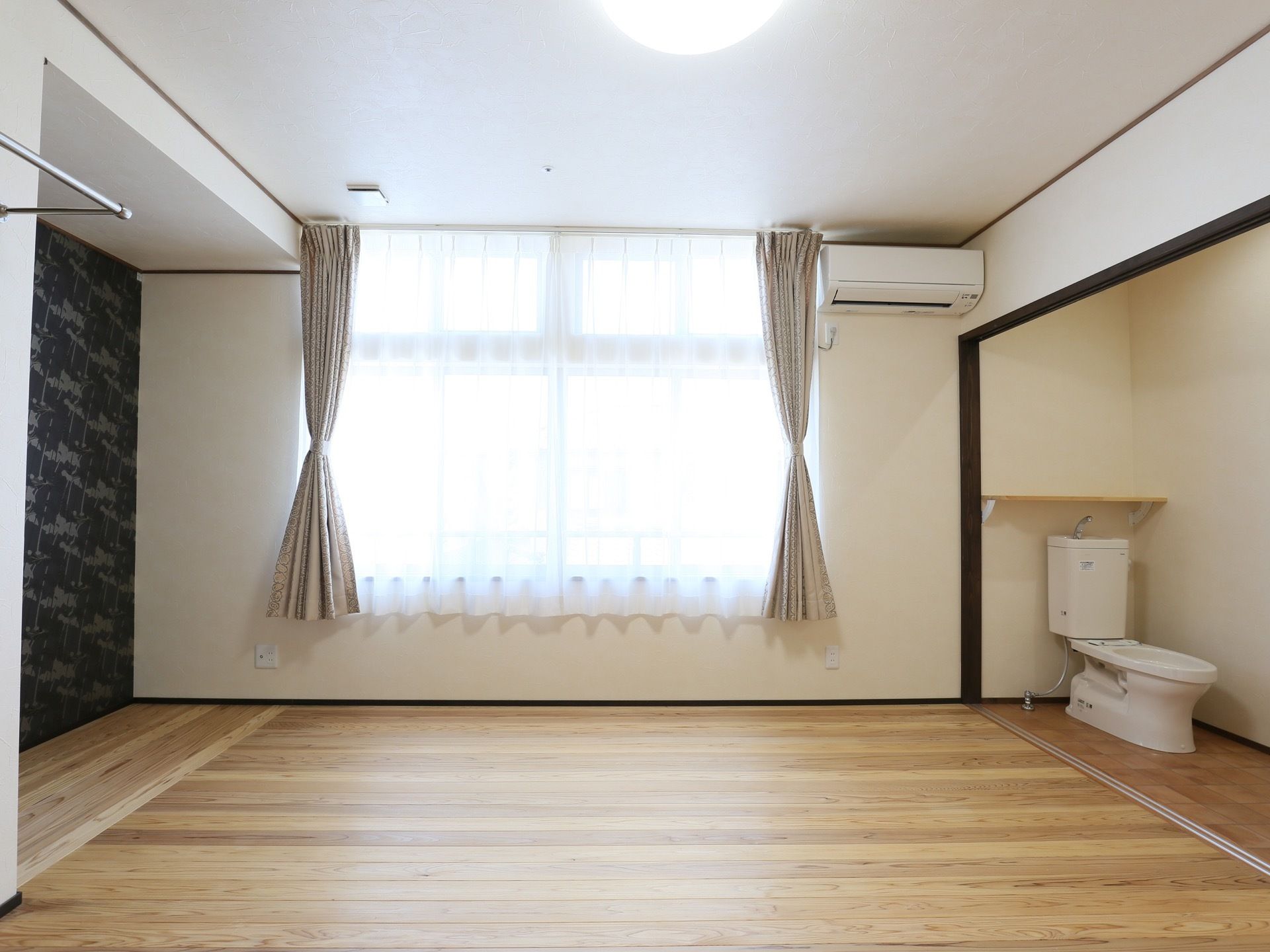 居室の右側にはトイレを設置している。出入口は間口一杯まで開口することができ、容易に出入りすることができる。