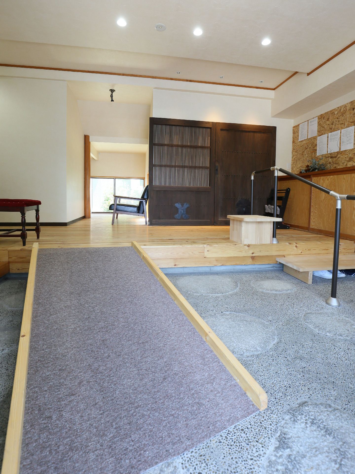 緩やかな傾斜のスロープや手すりが設置されている玄関