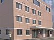 ４階建ての大きな建物で、玄関の上にはひさしがある。車椅子をご利用の方のために、玄関のすぐそばに専用駐車場をご用意している。