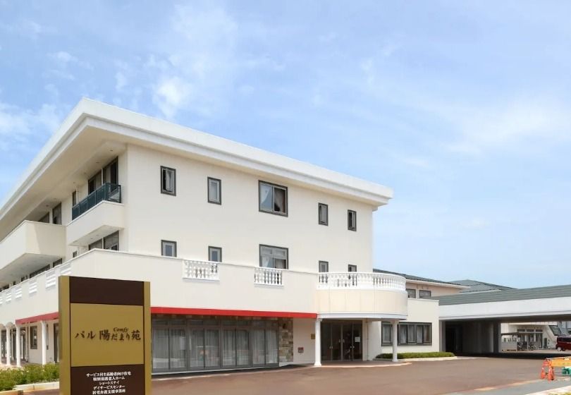 白い建物の外観