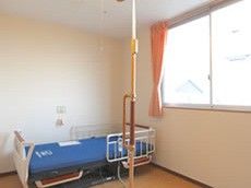 ベッドと窓のある部屋