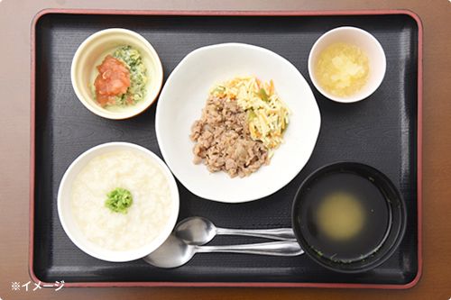 刻んだ肉の炒め物とサラダとごはんと味噌汁