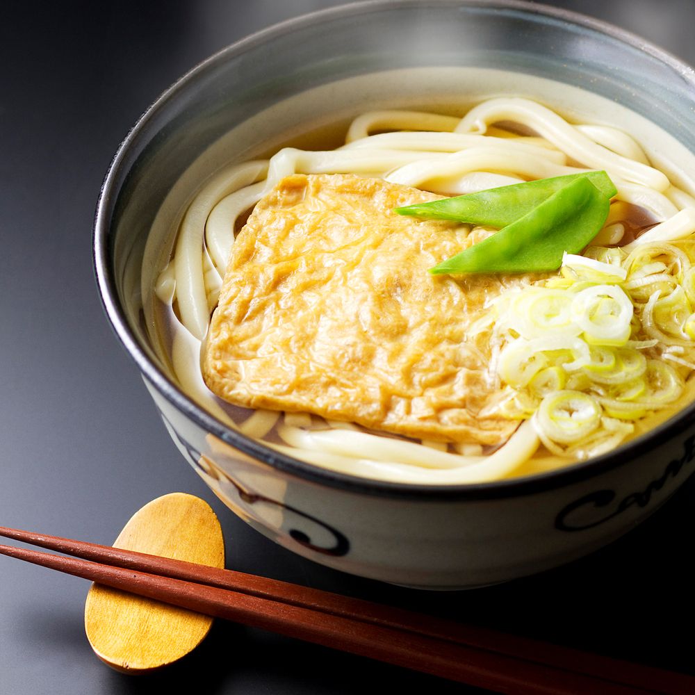 さやえんどうとネギと揚げをのせた、きつねうどん
