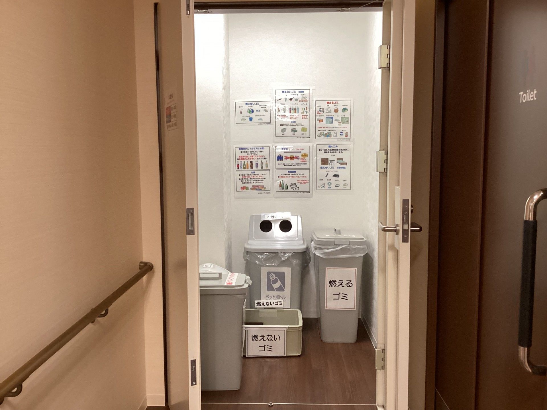 各階に設置してあり、好きな時にごみ出しができる