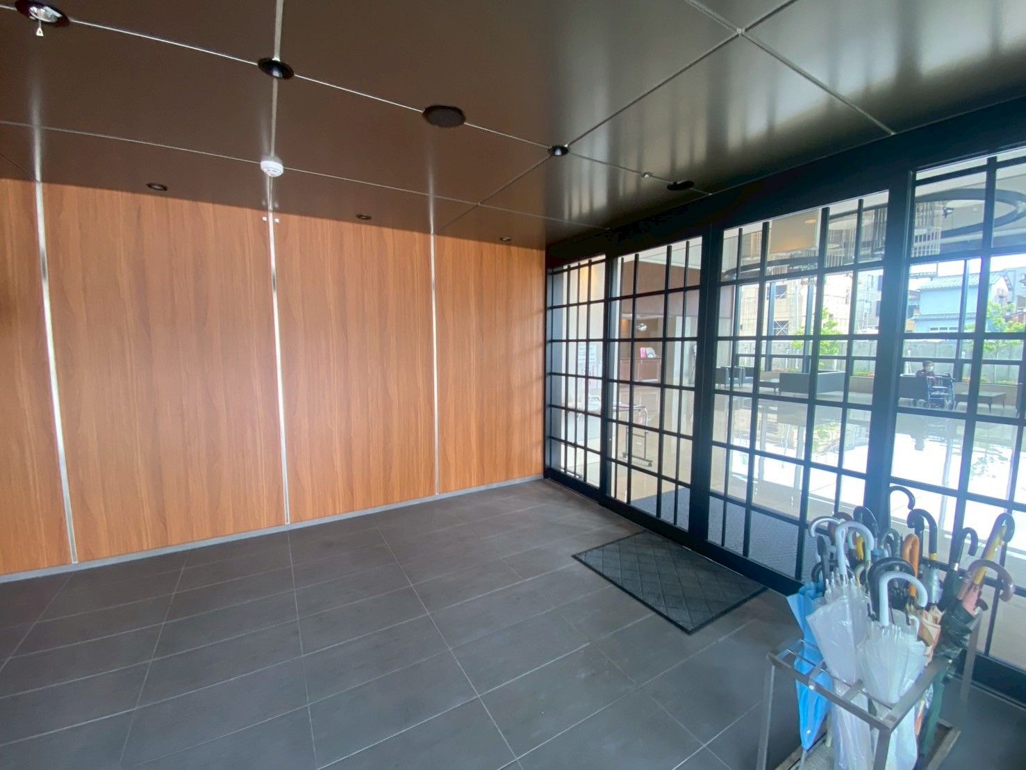 傘立てのある玄関