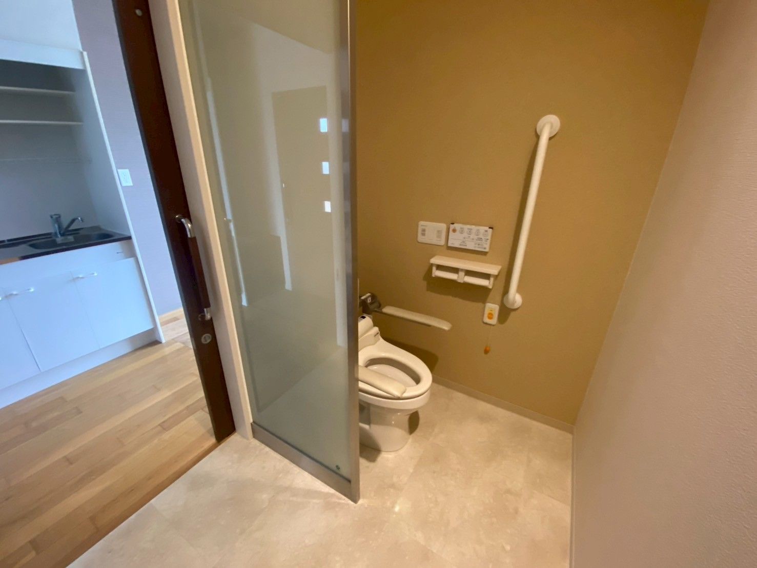 手すり付きのトイレ