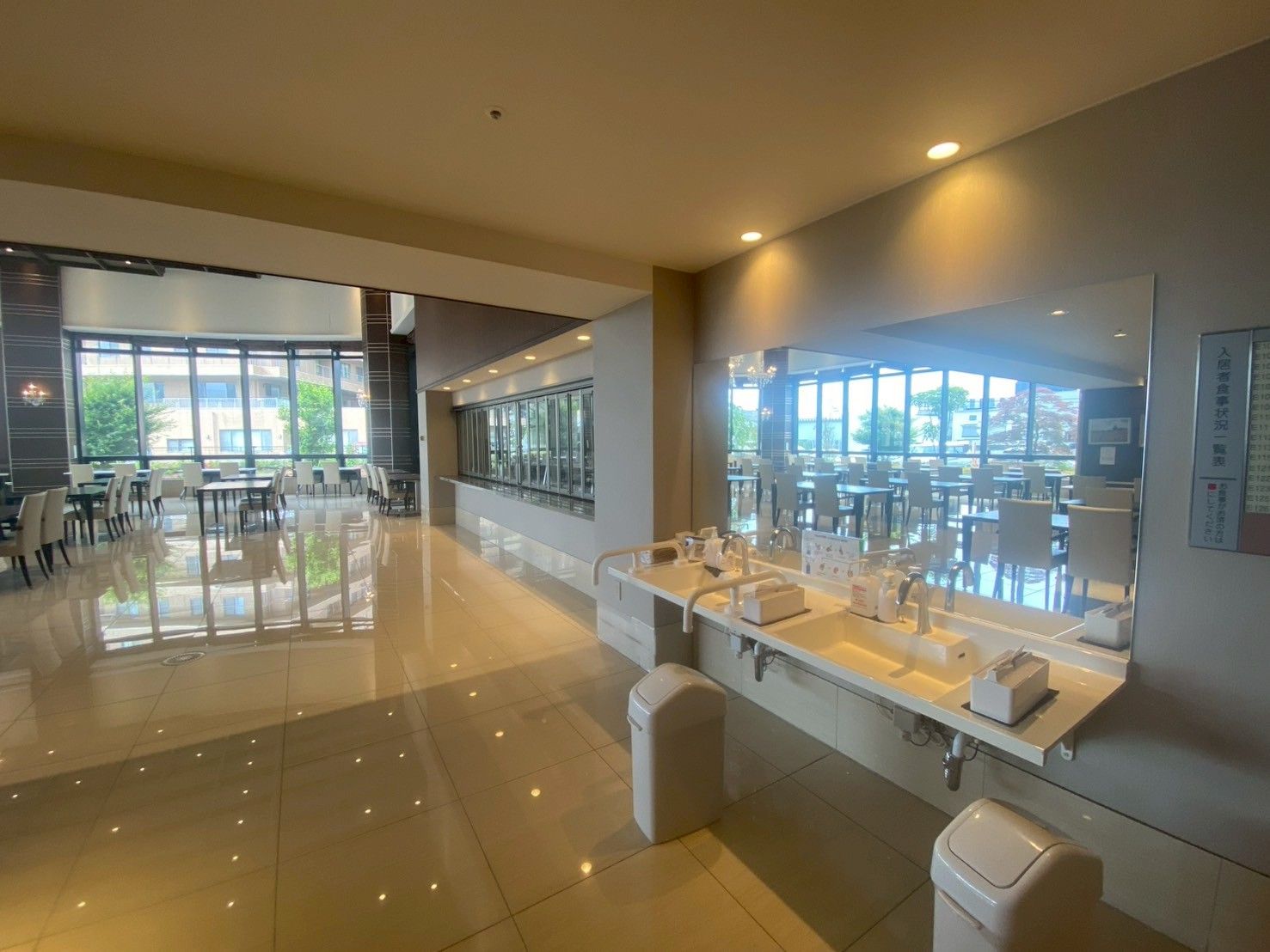 広々とした食堂と洗面台