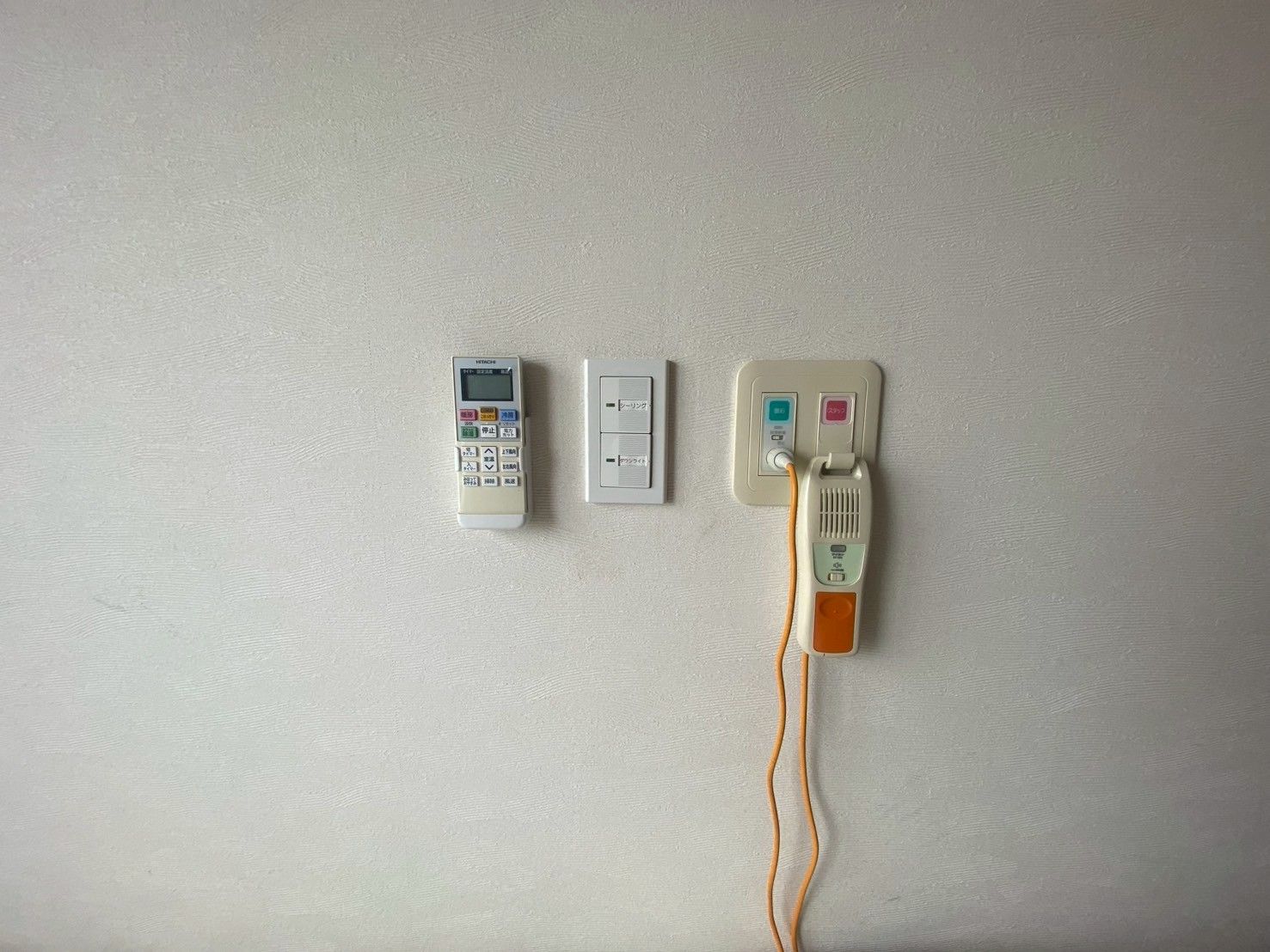 壁のリモコンとナースコール