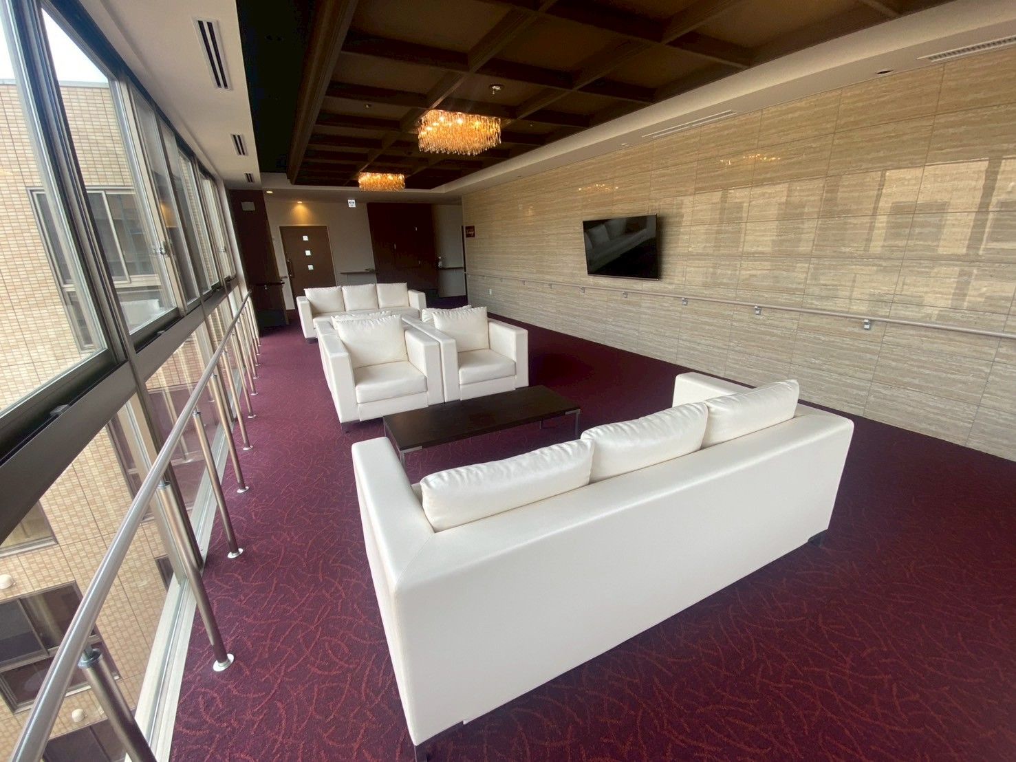 明るいラウンジスペース