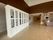 明るい廊下と展示棚