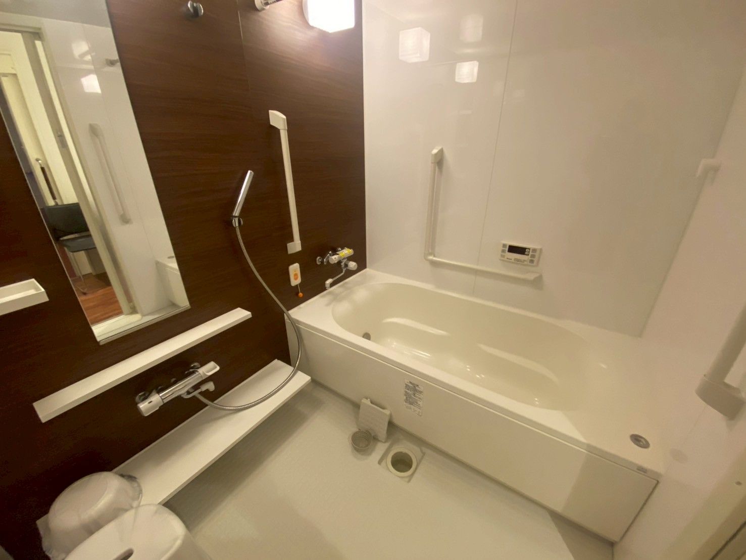 手すり付きの浴室