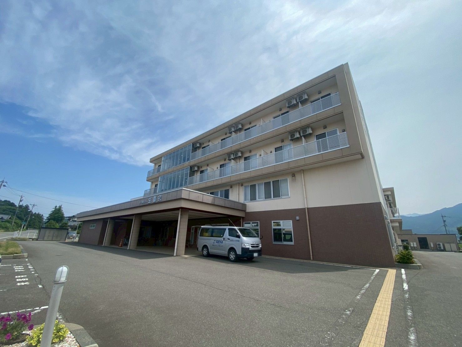 広い駐車場の建物外観