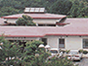 緑に囲まれた建物外観