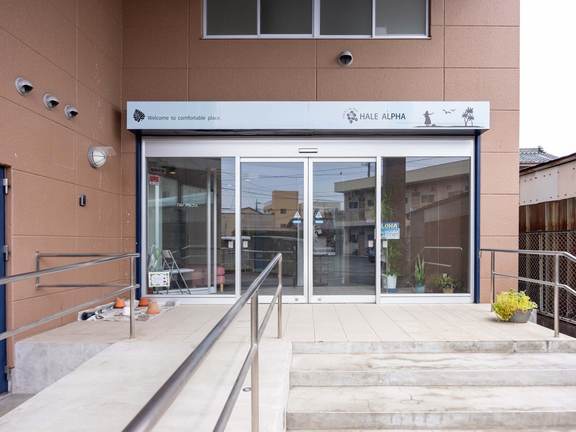 入口が広い建物のエントランス