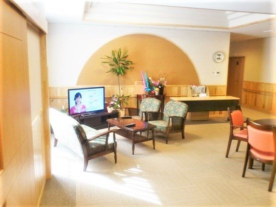 テレビが置いてあるリラックススペースの様子。施設内の共有スペースの写真
