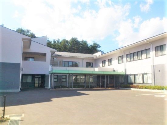 学校のようなデザインの鉄骨造の施設外観。別邸みなみの外観写真