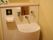 オストメイト対応トイレには小さな鏡、液体石鹸の入ったボトル、トイレットペーパーが備え付けられている。